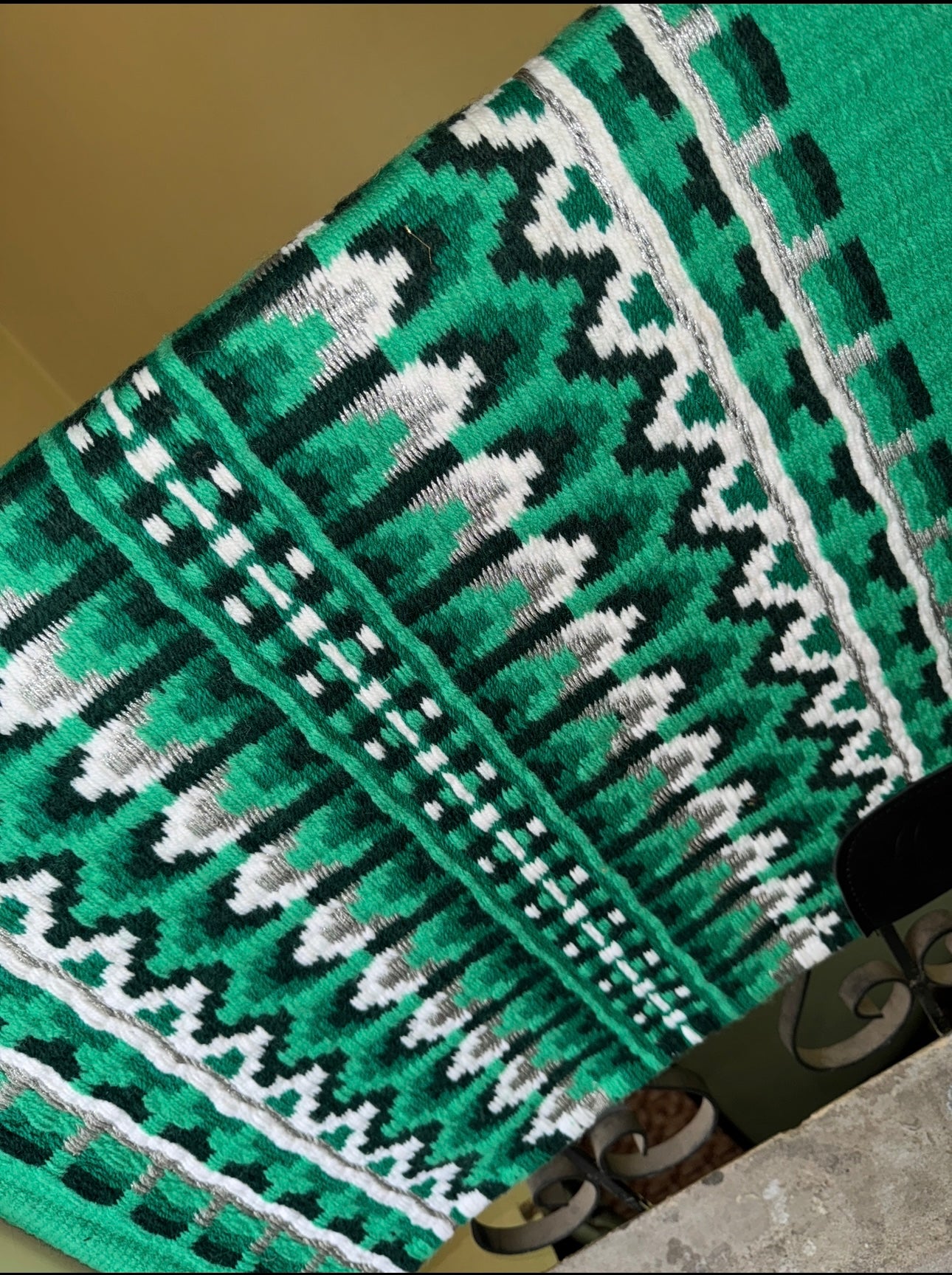 Green colour base showpad with white black and silver